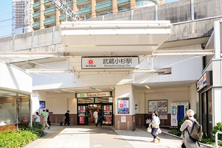 「武蔵小杉」駅は、JR南武線・横須賀線、東急東横線・目黒線が乗り入れている